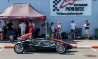 Galeria zdjęć z eventu motoryzacyjnego Devil-Cars na Autodromie Pomorze w Pszczółkach, który odbył się 21 czerwca 2026 roku. Zobacz pełną relację fotograficzną z jazd superautami na tym zróżnicowanym i pełnym zakrętów obiekcie. Znajdź swoje zdjęcia za sterami takich potęg jak Ferrari, Lamborghini czy Porsche i przeżyj te motoryzacyjne emocje jeszcze raz!

Pobrałeś swoje zdjęcie? Wrzuć je na social media i koniecznie oznacz nas na Instagramie lub Facebooku!