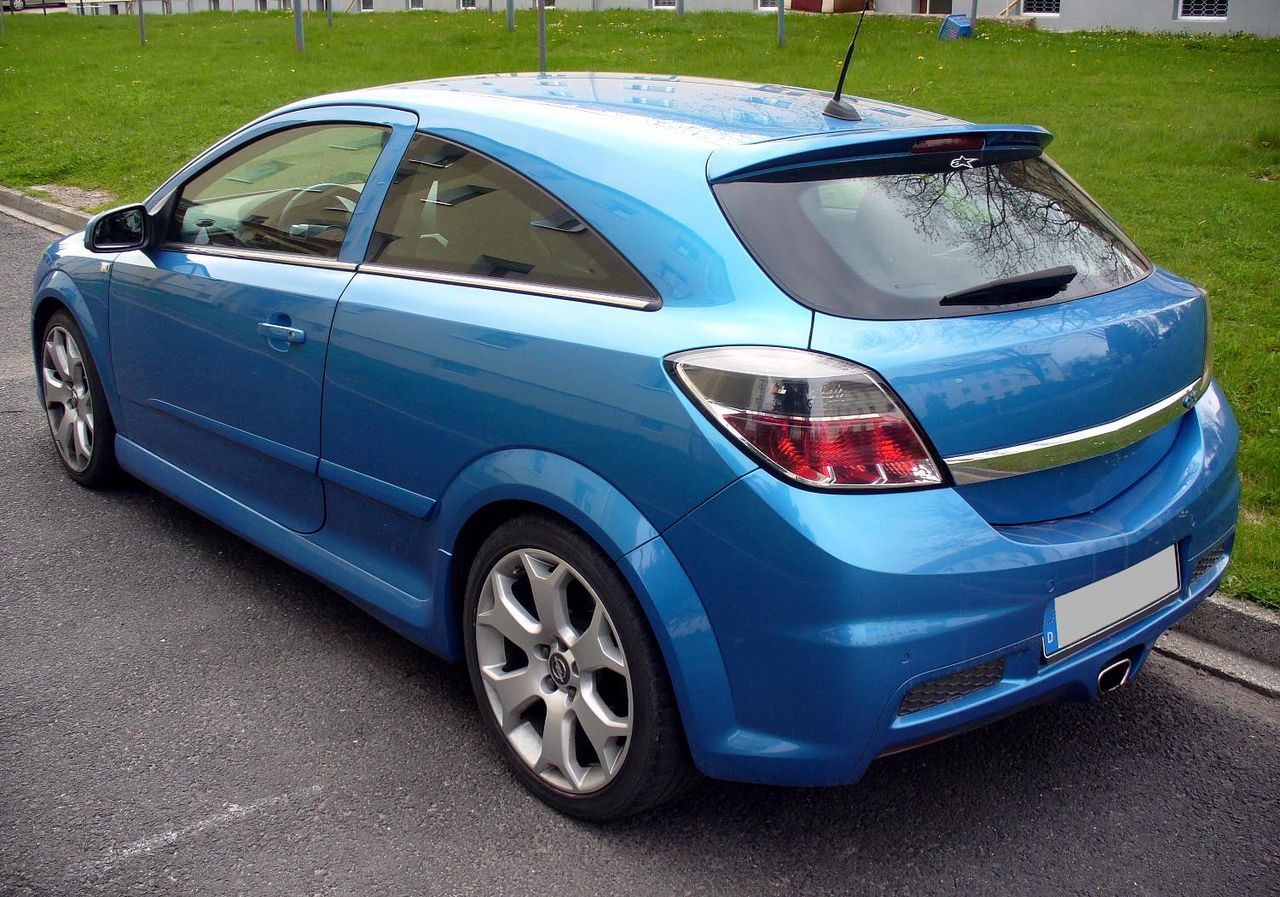 sportowy samoch&oacute;d - Opel Astra OPC
