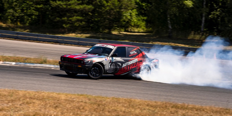 bmw e30 drift na torze jastrząb