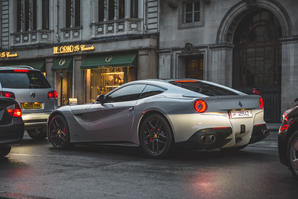 samoch&oacute;d Ferrari w mieście