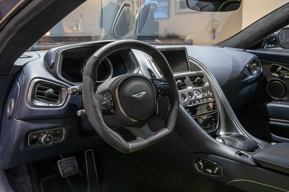 aston martin db11 wnętrze