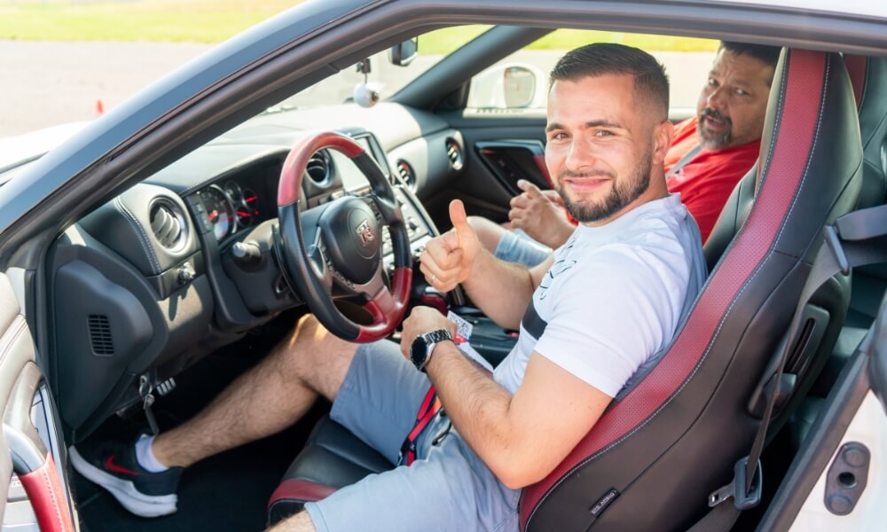 mężczyzna w nissanie gt-r