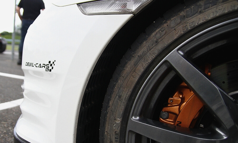 zbliżenie na oponę w nissan gt-r