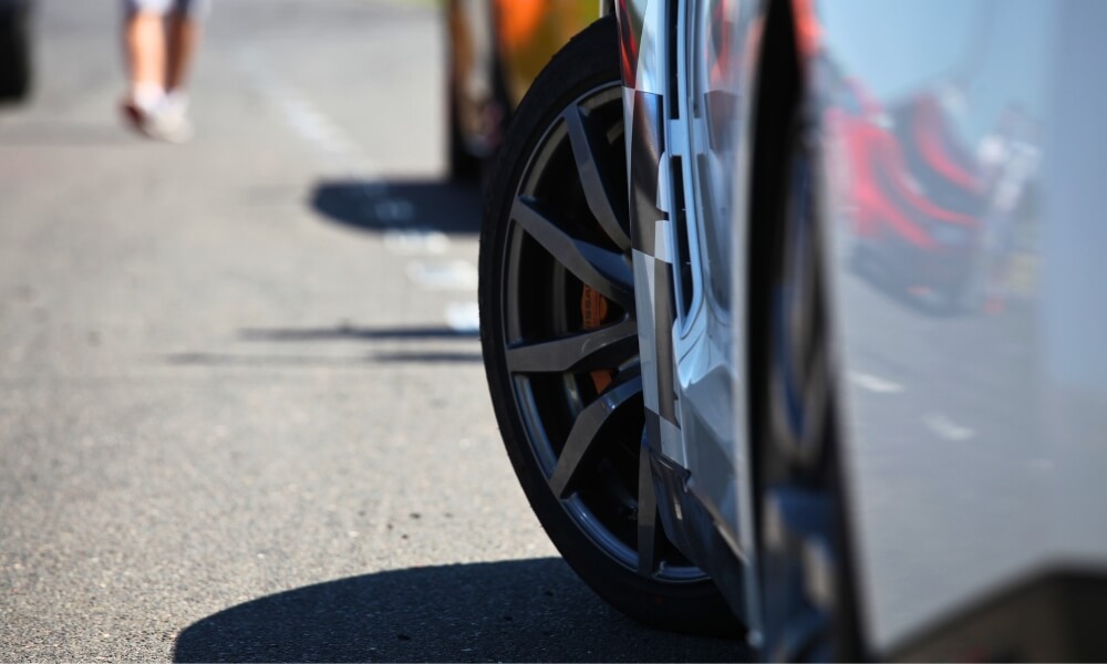 opona w aucie na torze - nissan gt-r