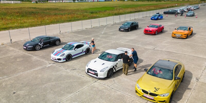 sportowe samochody devil-cars na torze wyścigowym