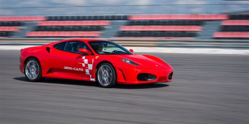 ferrari f430 na torze wyścigowym