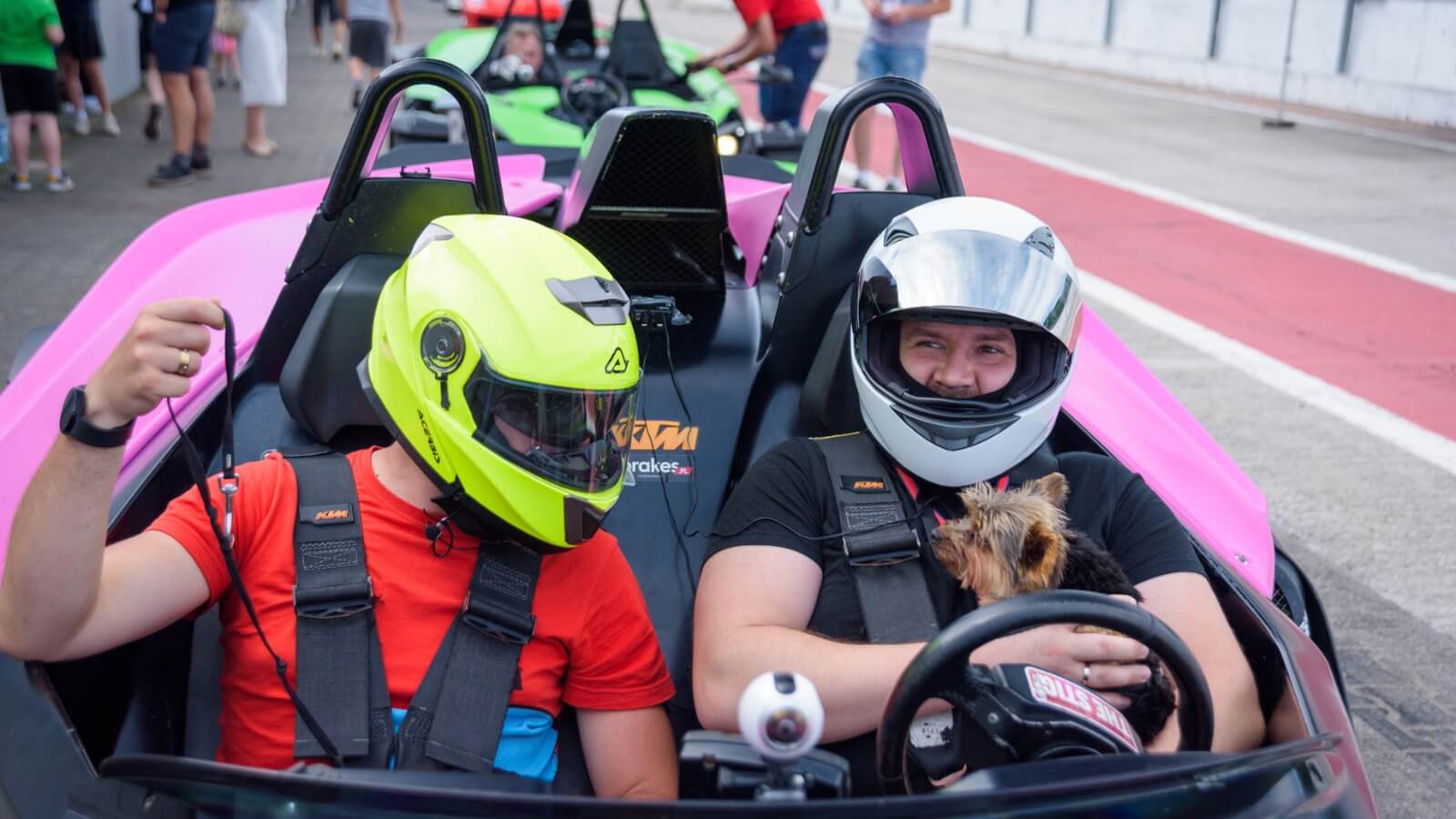 mężczyźni w bolidzie ktm x-bow - realizacja prezentu na dzień ojca