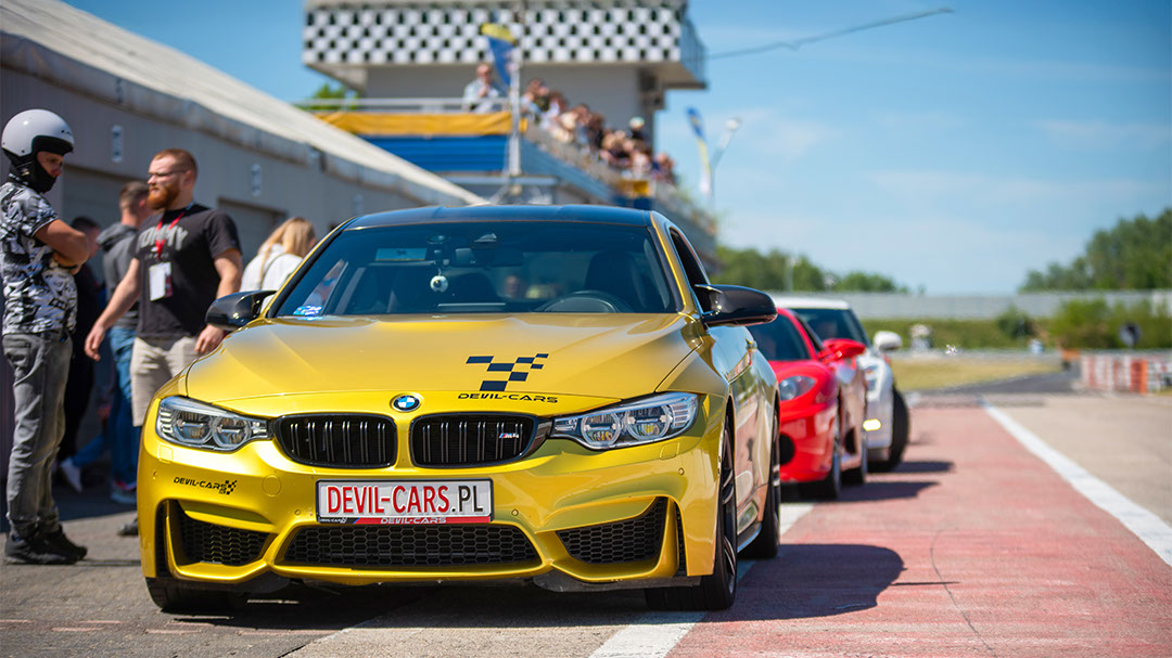 bmw m4 na torze wyścigowym