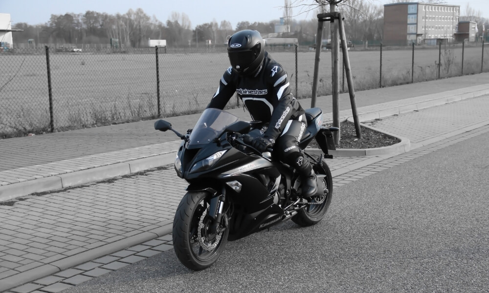 motocyklista na czarnym motocyklu