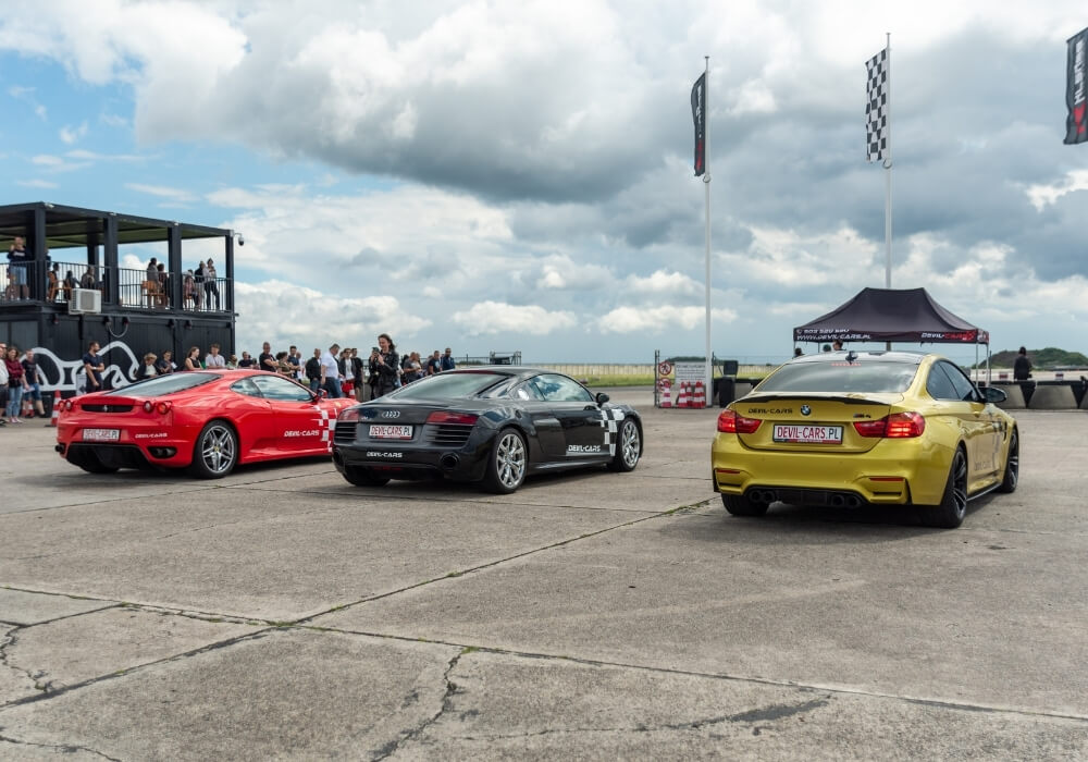 samochody devil-cars na torze - pomysł na prezent dla kierowcy