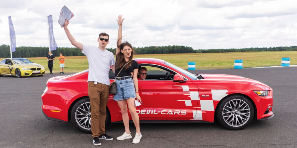 Przejażdżka sportowym samochodem na prezent