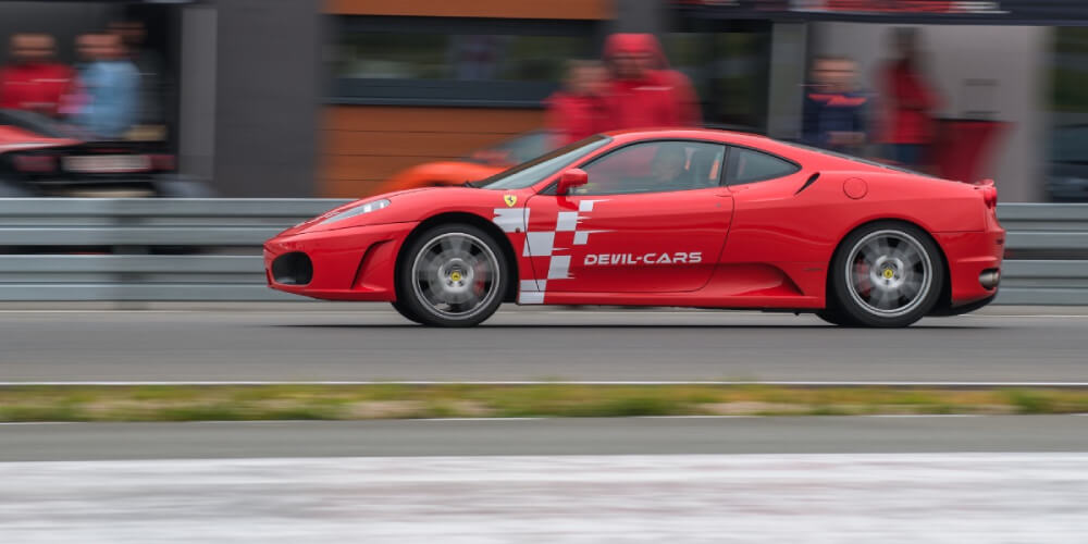 jazda ferrari na torze - prezent