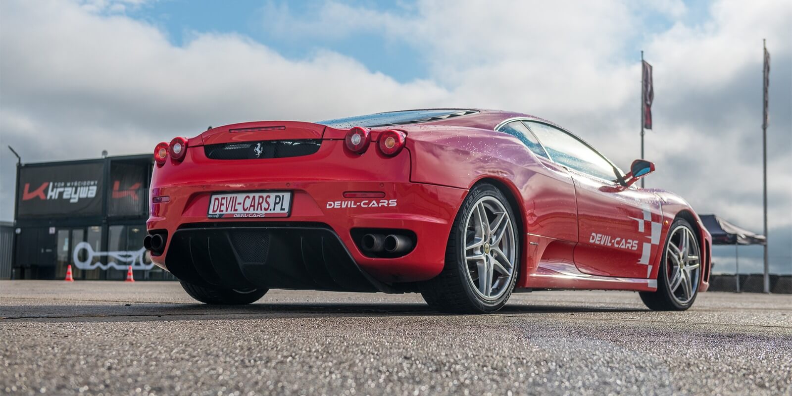 tył ferrari f430 na torze wyścigowym