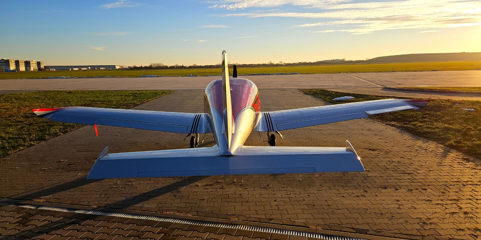 samolot na lotnisku - bristell rg