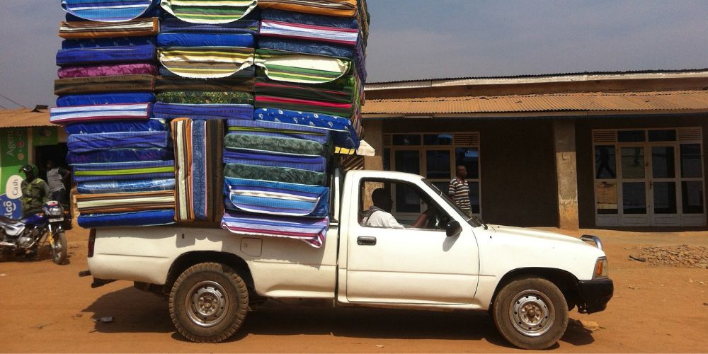 przeładowany samoch&oacute;d