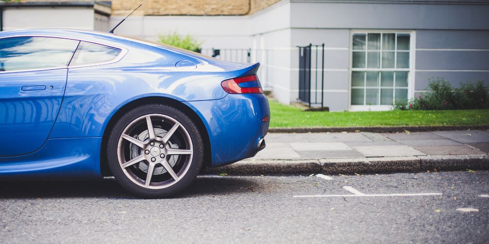 krawężnik i Aston Martin DB9