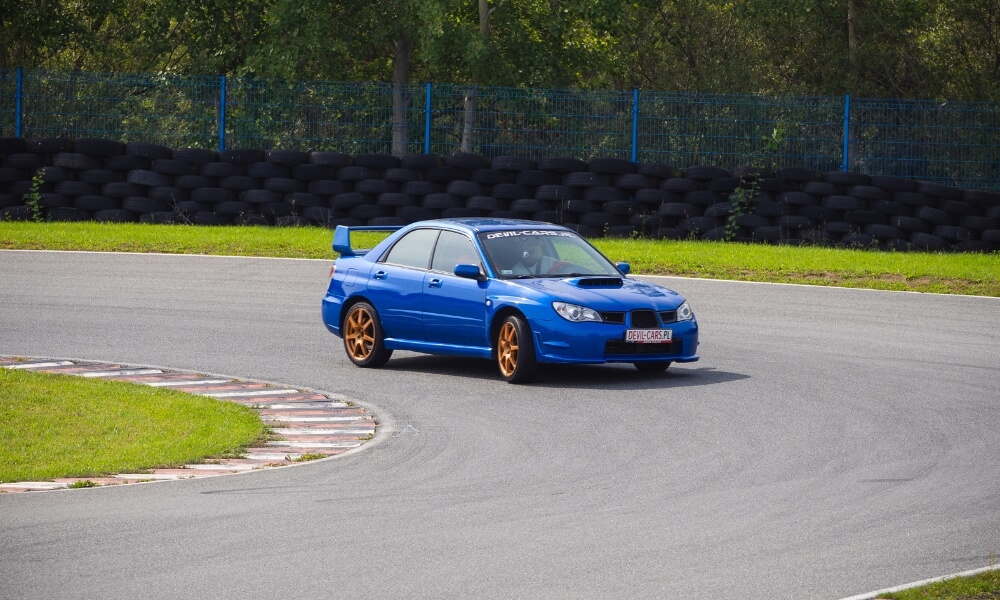 subaru impreza na torze wyścigowym