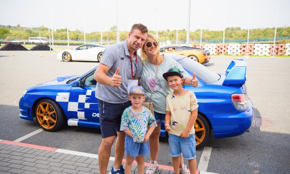 rodzina po jeździe na torze subaru imprezą wrx