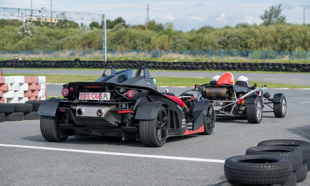 ktm x-bow i ariel atom - lekkie auta na tor