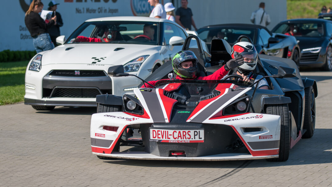 ciężkie auto i lekkie auto na torze - nissan gt-r i ktm x-bow