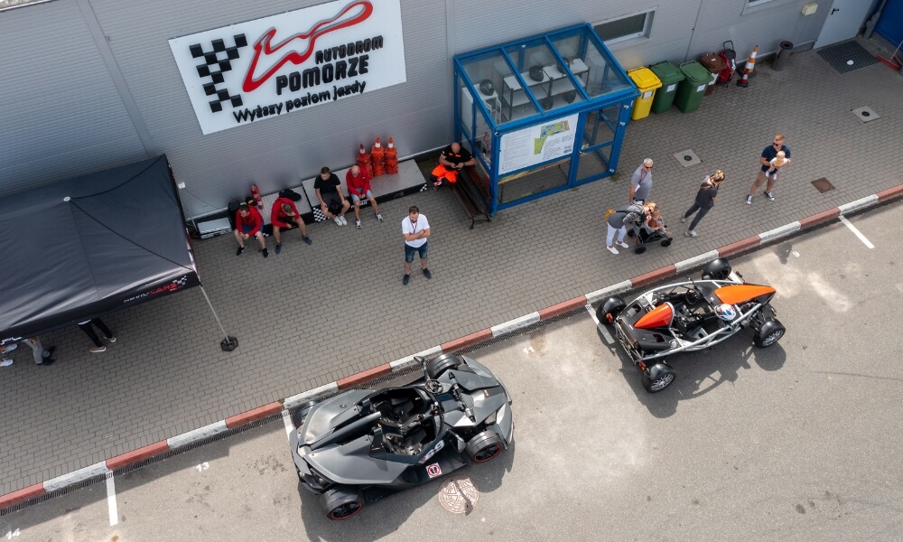 lekkie samochody na torze wyścigowym