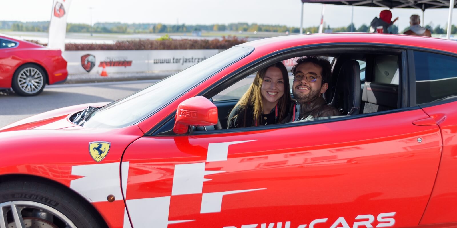 para w ferrari na torze wyścigowym