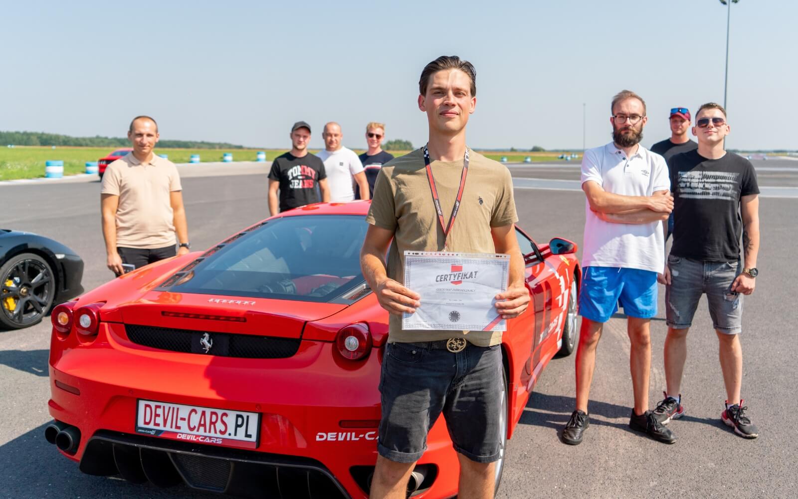 wiecz&oacute;r kawalerski na torze wyścigowym