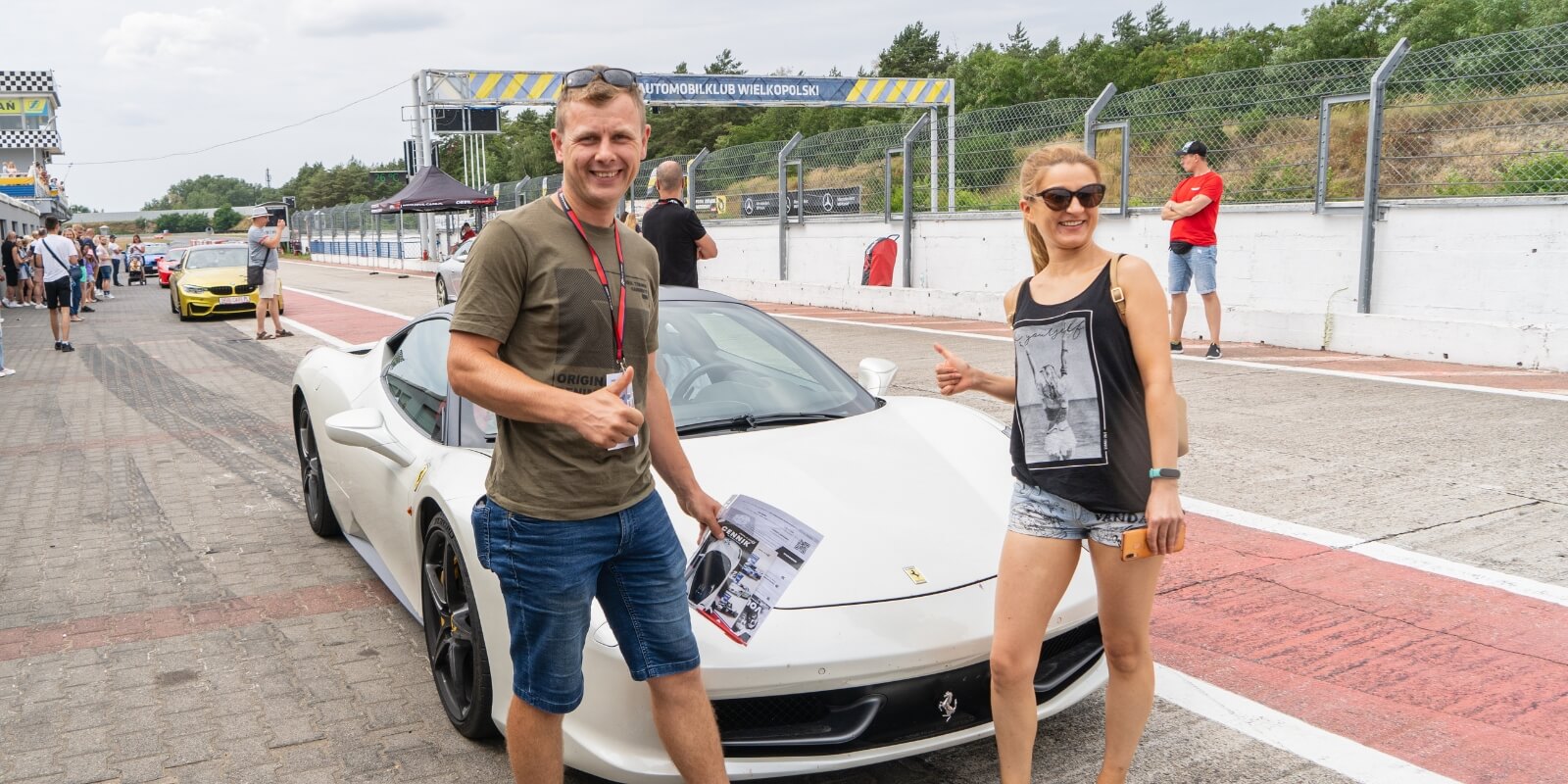 zadowoleni klienci na evencie motoryzacyjnym