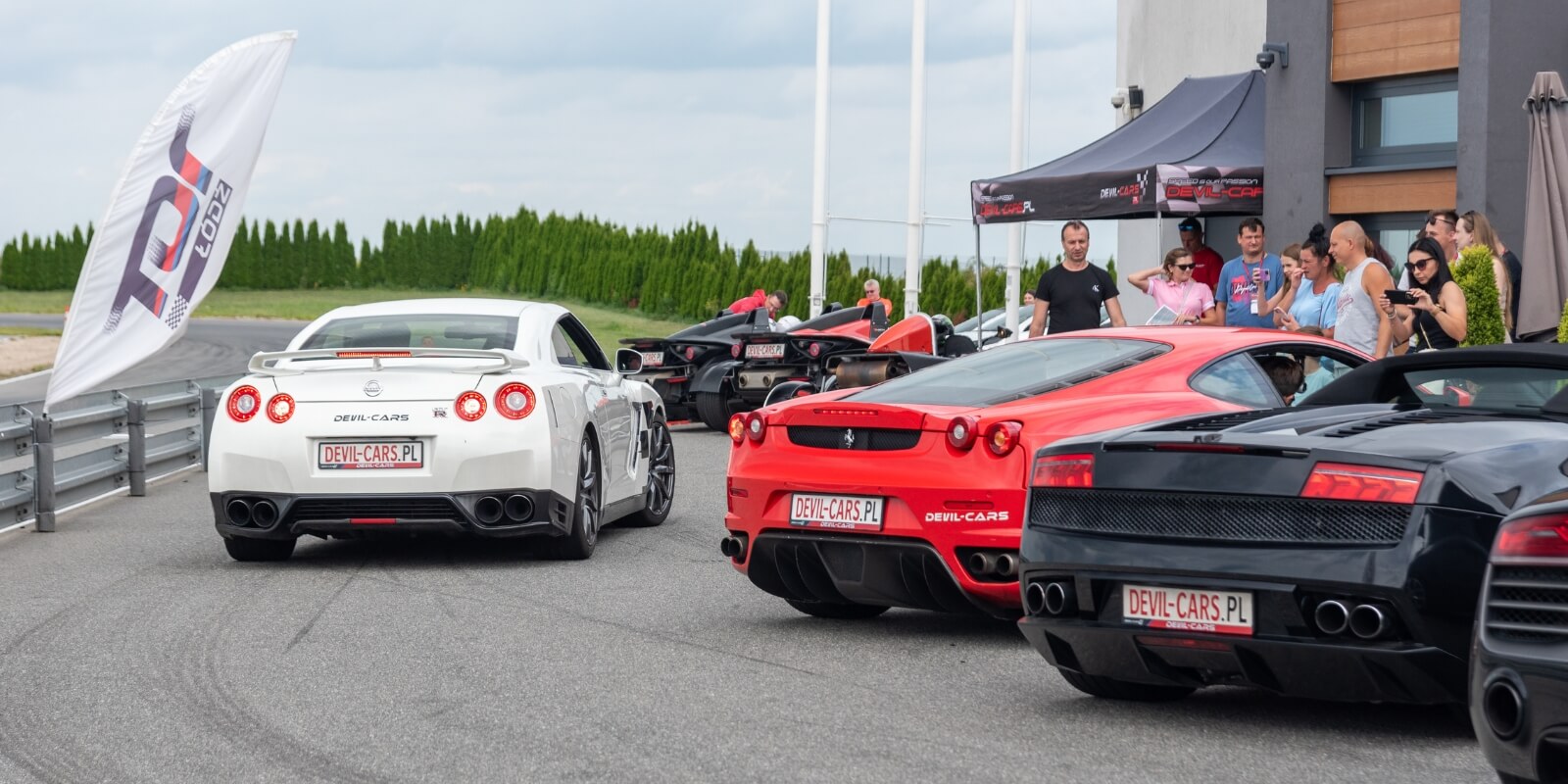 samochody devil-cars na torze wyścigowym