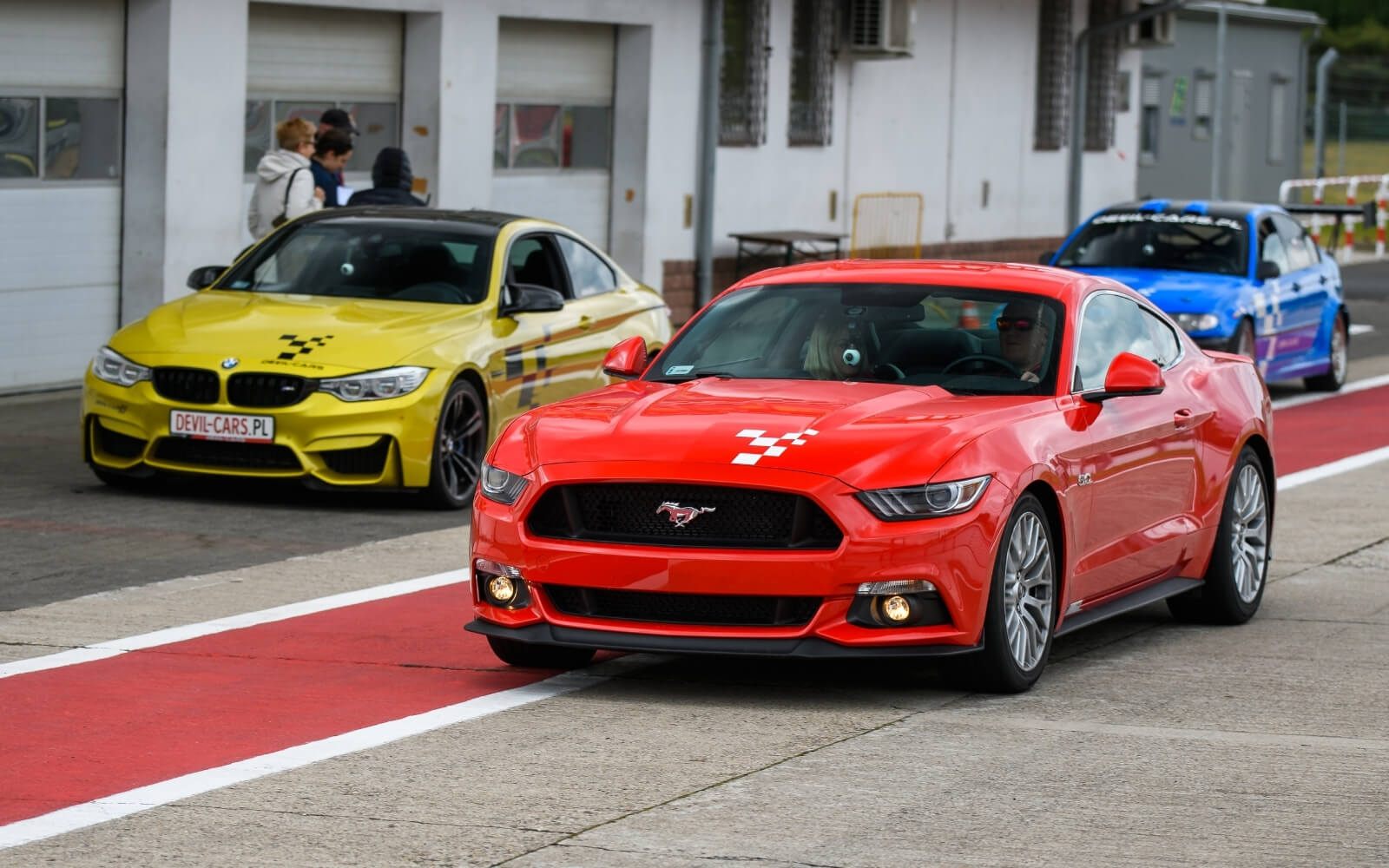 pojedynek aut bmw i mustang