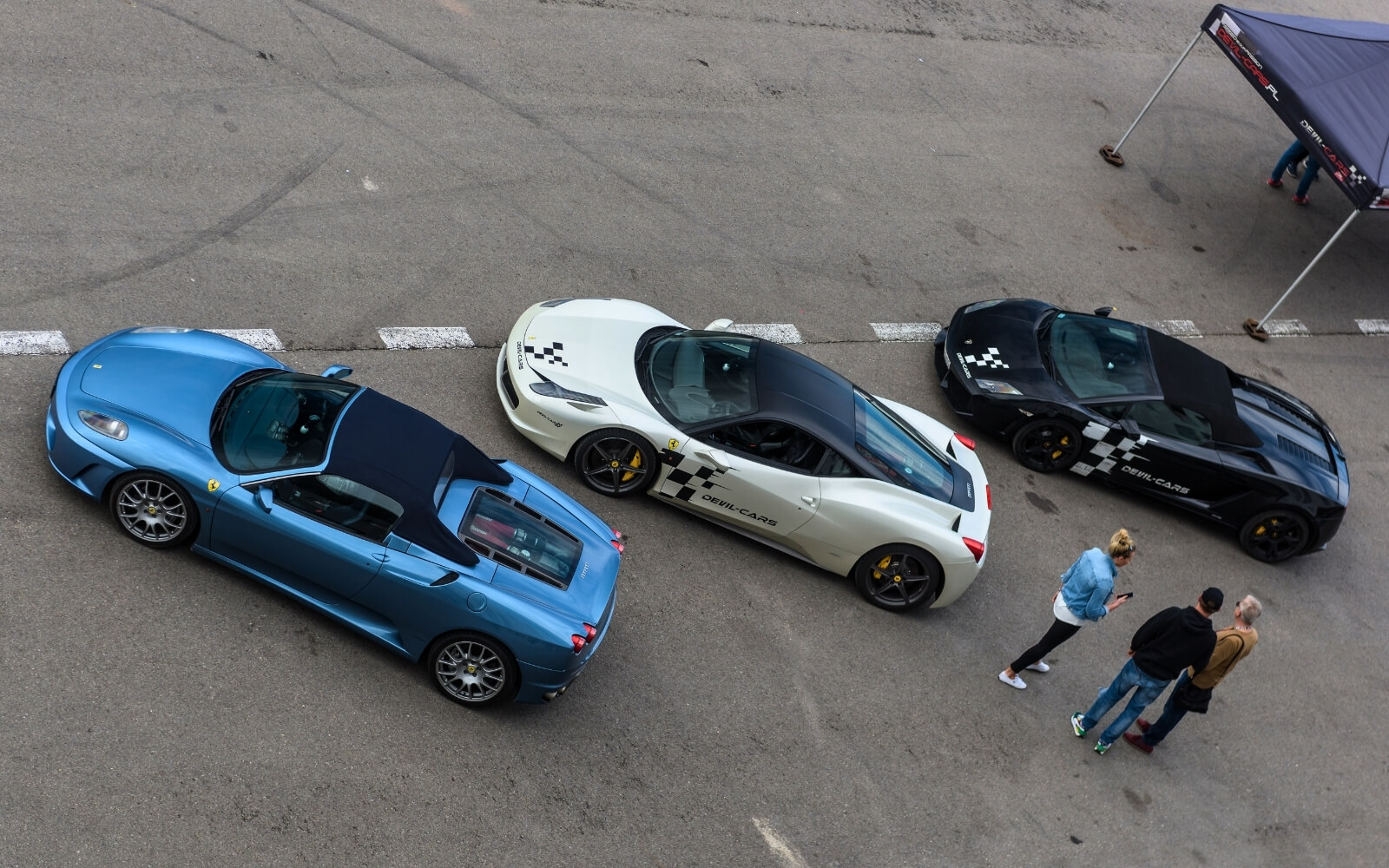 sportowe auta na torze 