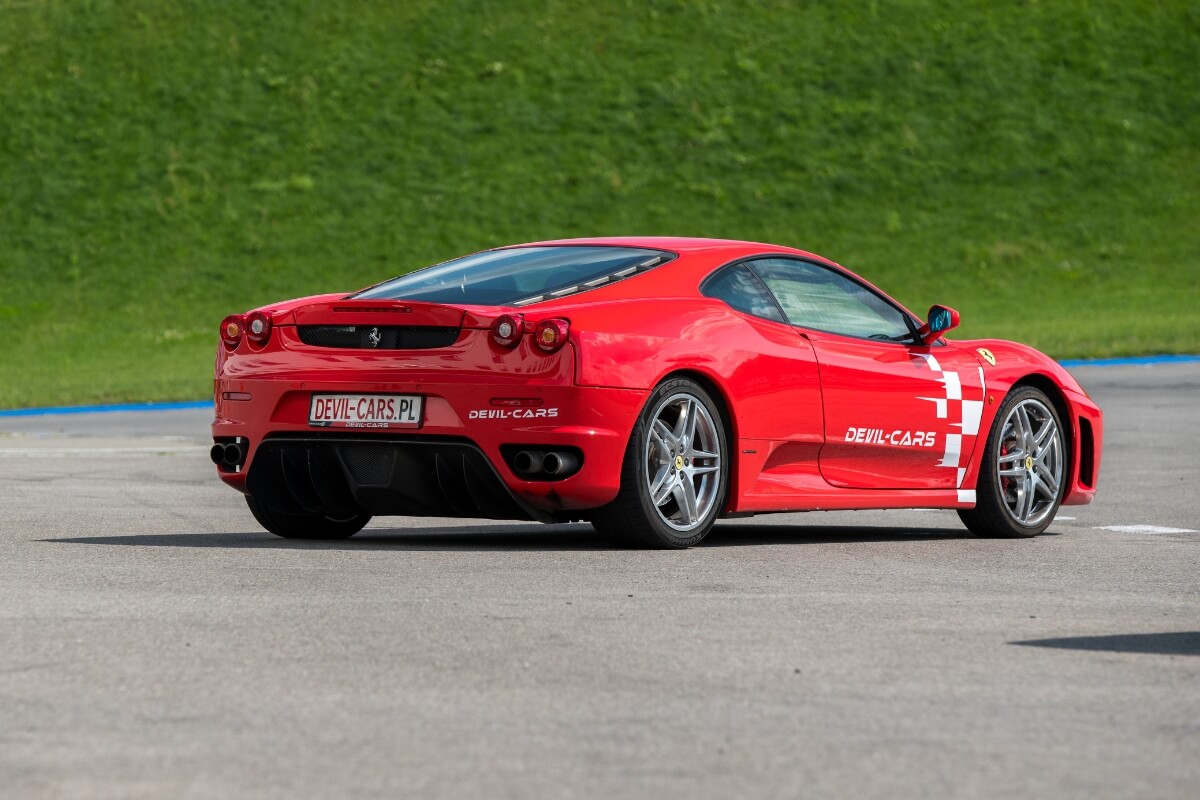 czerwone Ferrari F430