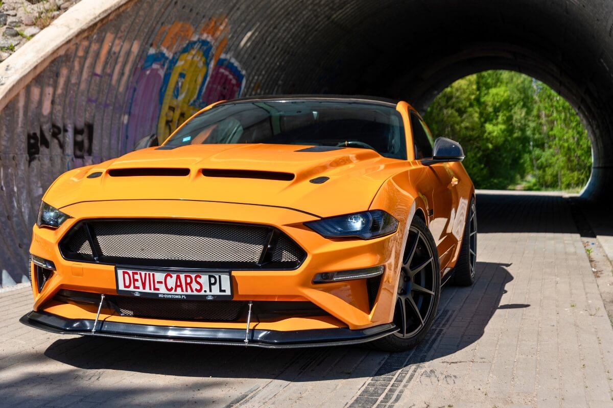 pomarańczowy Ford Mustang