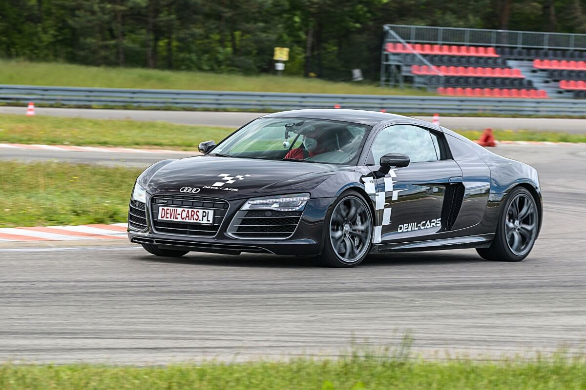 Czarne Audi R8 V10