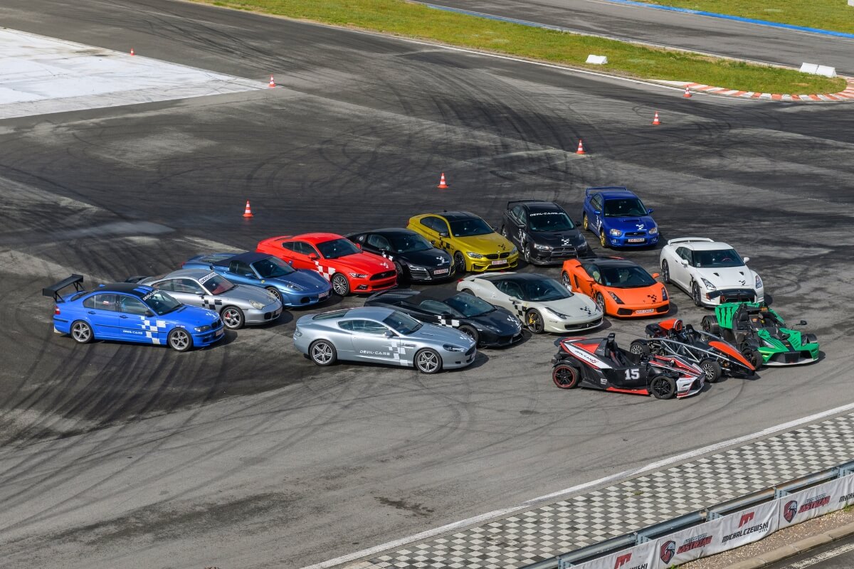 kolorowe auta sportowe na torze od devil-cars