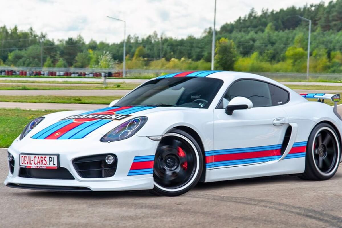 białe porsche cayman s ze sportowymi dodatkami