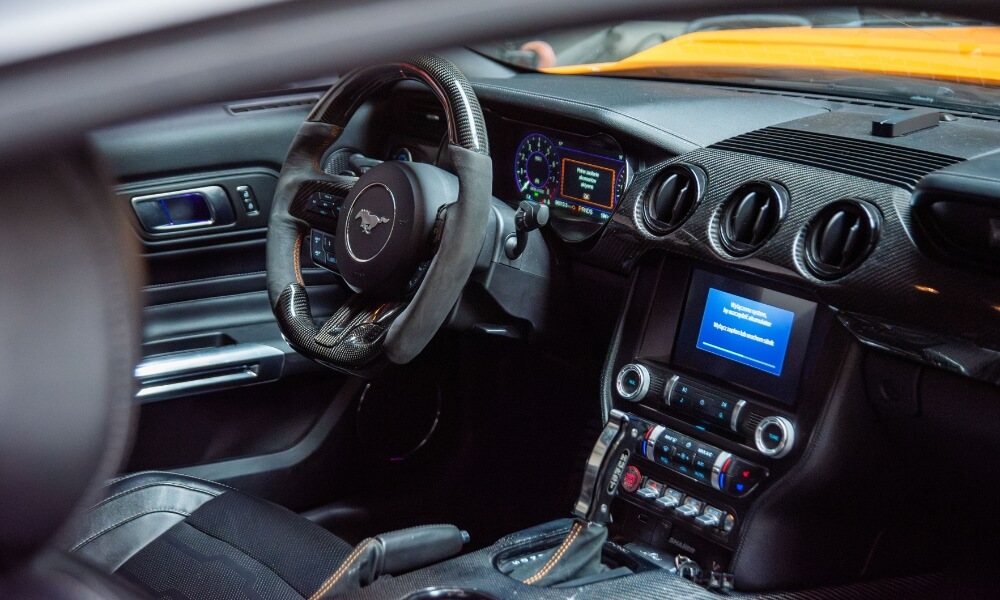 ford mustang z automatyczną 10-biegową skrzynią - wnętrze