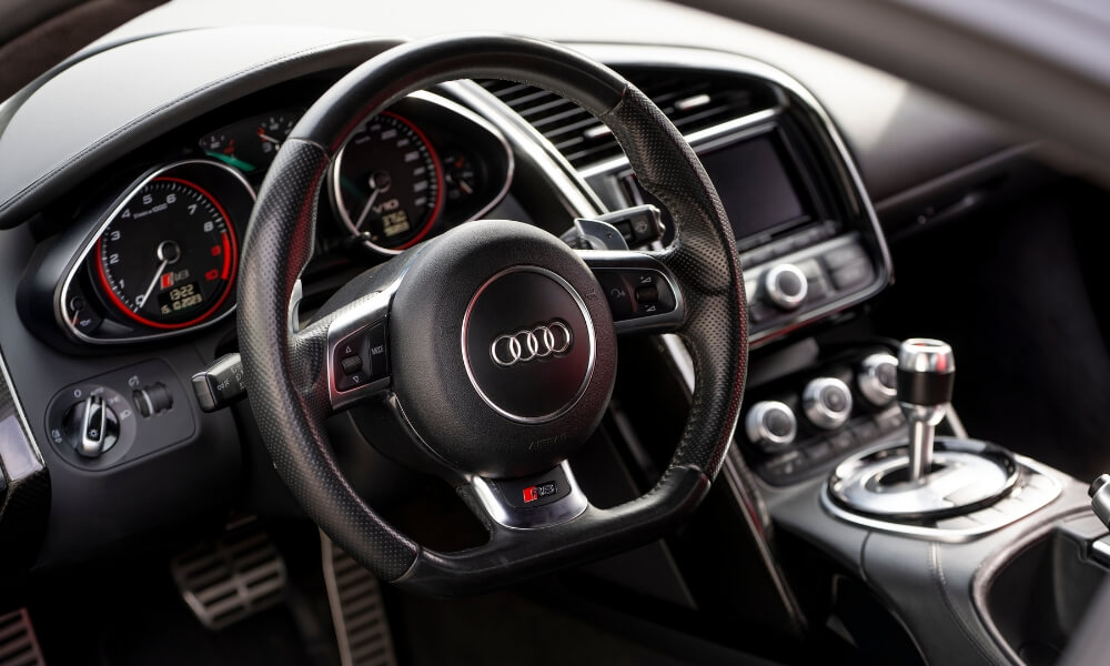 wnętrze audi r8 v10 z automatyczną skrzynią bieg&oacute;w