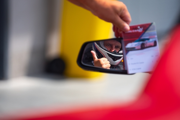 mężczyzna w lusterku samochodu