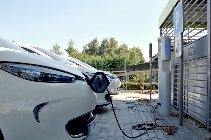 ładowarka podłączona do auta elektrycznego