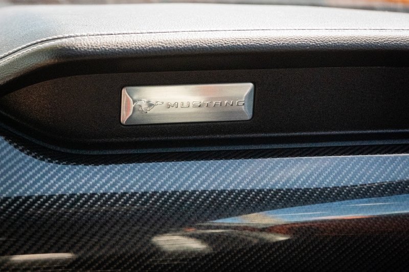 karbon na desce samochodowej z bliska