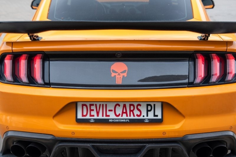 mustang ze spoilerem z karbonu i zderzakiem