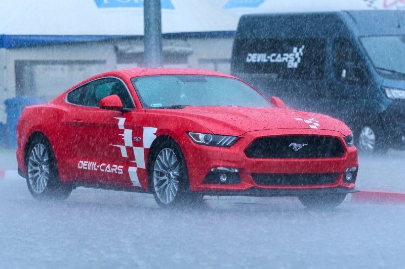 ford mustang na torze wyścigowym w deszczu