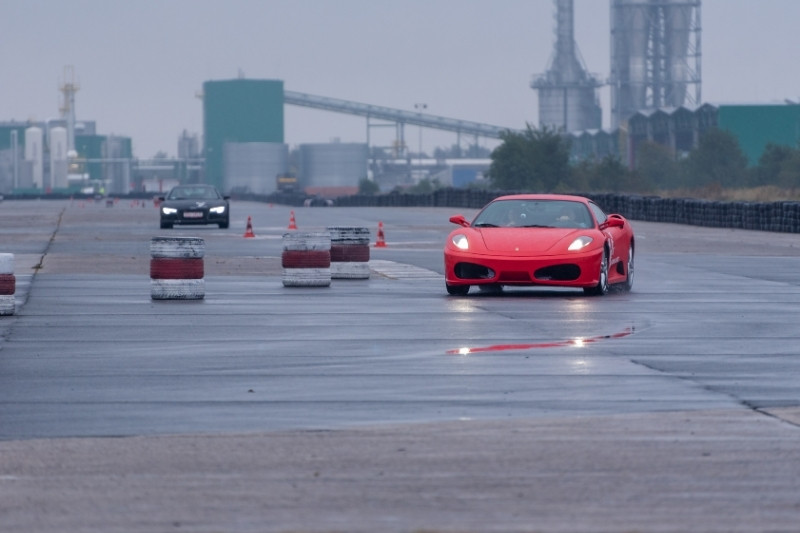 jazda na torze wyścigowym podczas deszczu - audi r8 i ferrari f430