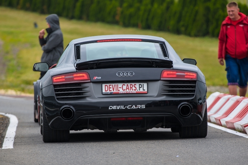 aktywny spoiler w audi r8 v10
