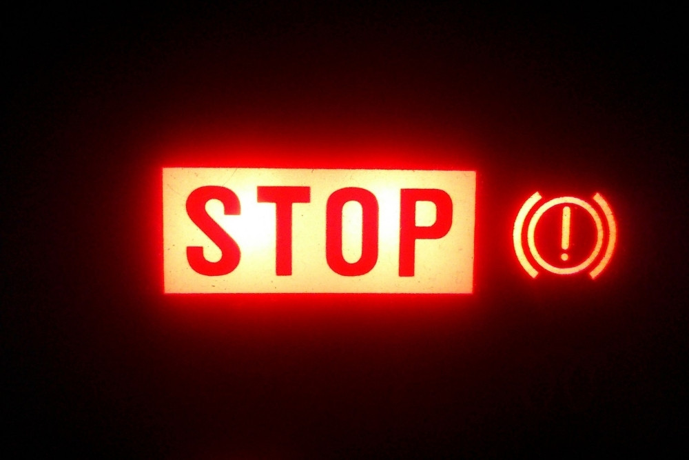 znak stop i kontrolka hamulc&oacute;w