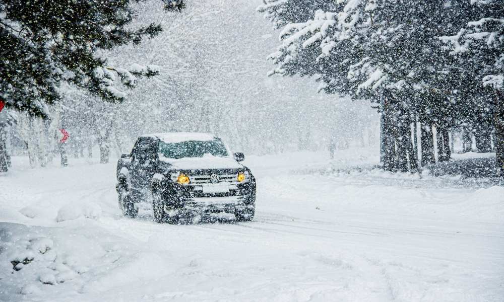 samoch&oacute;d terenowy na drodze zimą