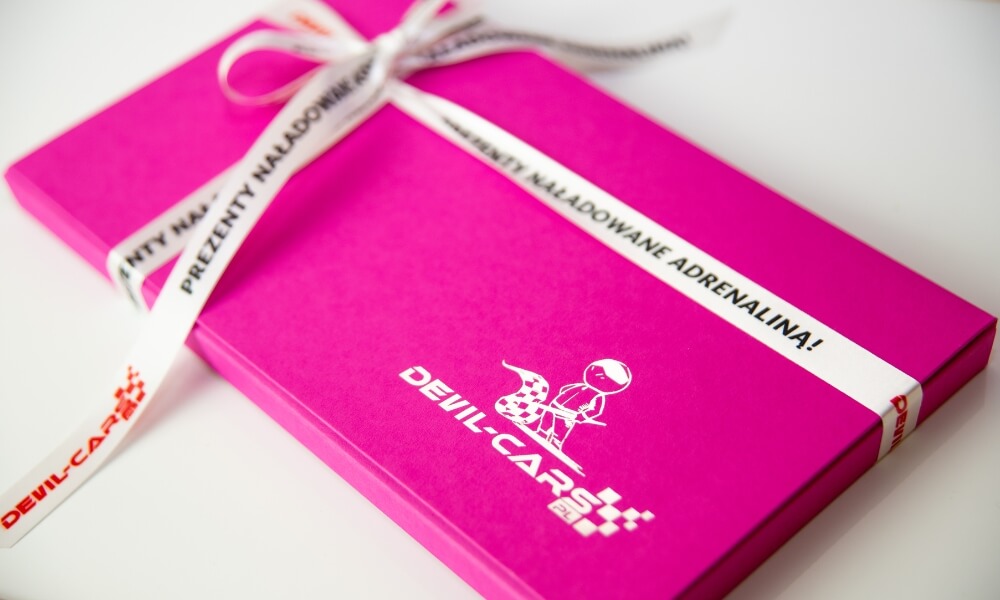 r&oacute;żowy voucher na prezent dla kobiety