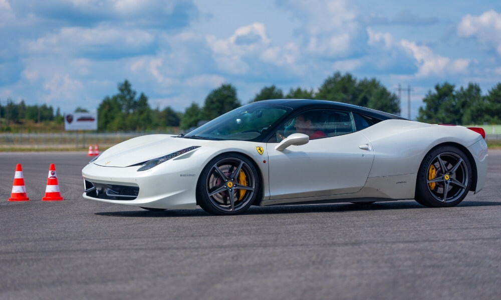 Ferrari 458 Italia z profilu
